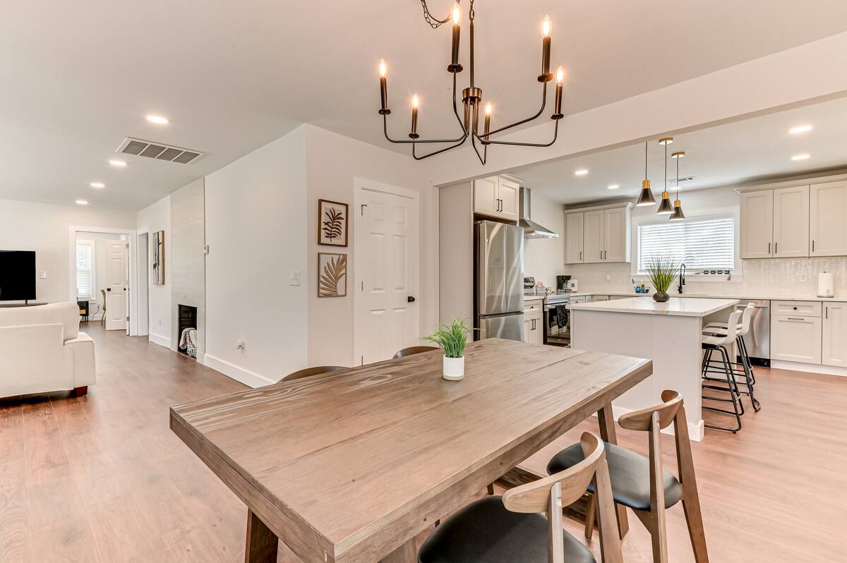 Dining area image 1