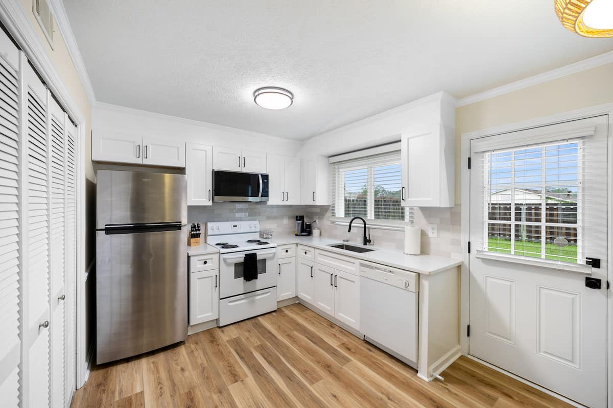 Full kitchen image 1
