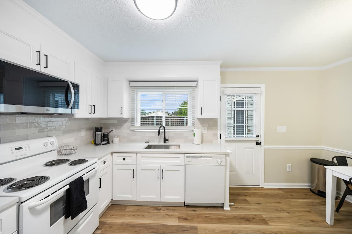 Full kitchen image 2